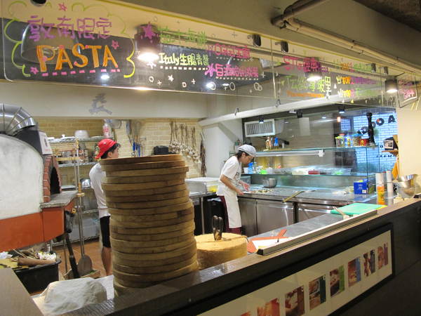 Pizzeria Oggi(敦南店)：(胖樺食記)台北市敦化南路Pizzeria Oggi二訪。正港義大利披薩餅皮薄脆Q彈。當月壽星贈送披薩一枚。