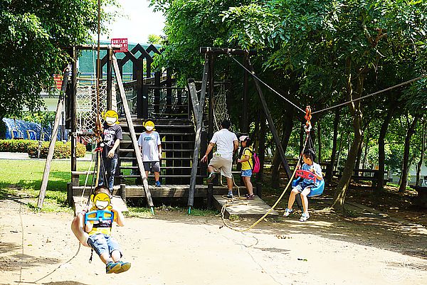 就是愛荔枝樂園(Alice’s Garden)：※ 就是愛荔枝樂園(環境篇) ※【星羽愛玩樂-彰化】小朋友的童話天堂，大草原遊樂設施玩水趣，很適合開心遛小孩~