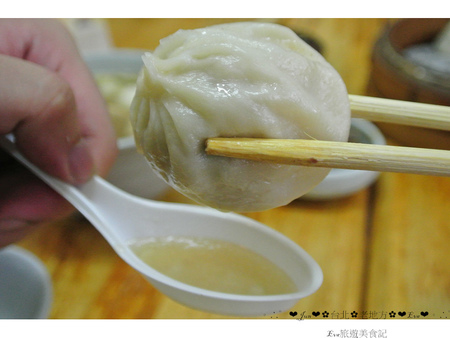 老地方:【食記】oO。o○新北市 三芝 老地方 手工小籠湯包 一口咬下湯包,湯包的湯汁就多達半湯匙,快釀成水災!超啾西~。oO。o○。