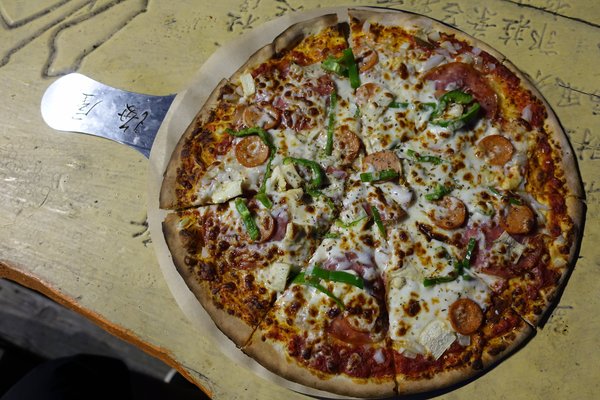 海屋Cafe：(胖樺食記)新竹南寮/十七里海岸線必訪美食「海屋cafe咖啡廳」。手工窯烤披薩/啤酒/豬肋排/都坦烤雞配上美麗的海天一線