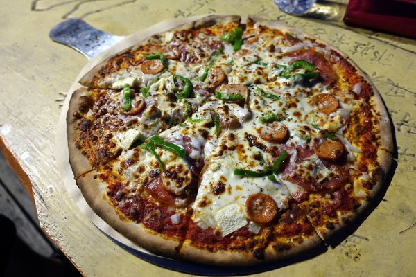 海屋Cafe：(胖樺食記)新竹南寮/十七里海岸線必訪美食「海屋cafe咖啡廳」。手工窯烤披薩/啤酒/豬肋排/都坦烤雞配上美麗的海天一線