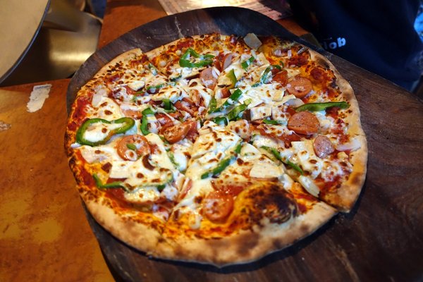 海屋Cafe：(胖樺食記)新竹南寮/十七里海岸線必訪美食「海屋cafe咖啡廳」。手工窯烤披薩/啤酒/豬肋排/都坦烤雞配上美麗的海天一線