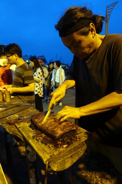 海屋Cafe：(胖樺食記)新竹南寮/十七里海岸線必訪美食「海屋cafe咖啡廳」。手工窯烤披薩/啤酒/豬肋排/都坦烤雞配上美麗的海天一線