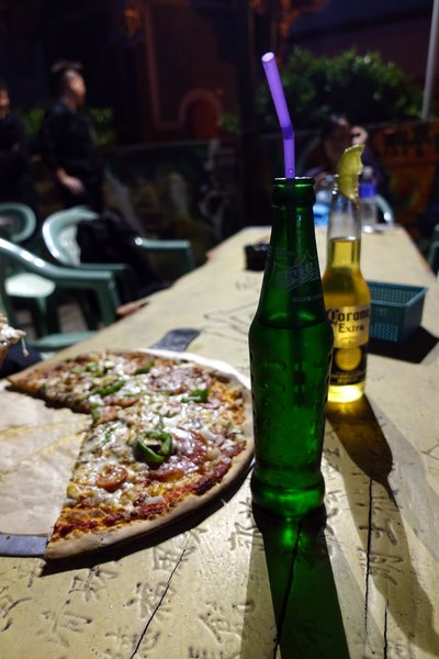 海屋Cafe：(胖樺食記)新竹南寮/十七里海岸線必訪美食「海屋cafe咖啡廳」。手工窯烤披薩/啤酒/豬肋排/都坦烤雞配上美麗的海天一線