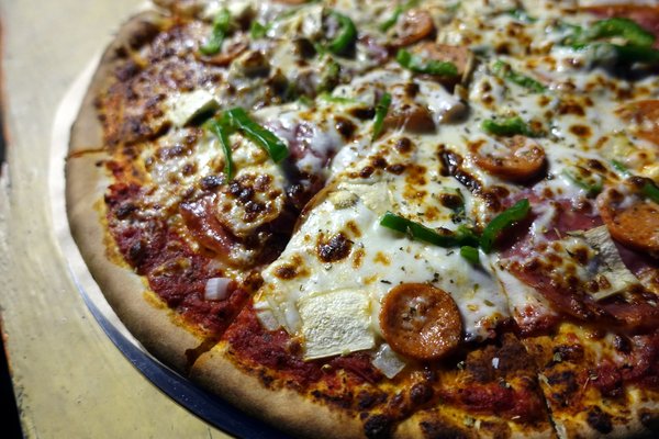 海屋Cafe：(胖樺食記)新竹南寮/十七里海岸線必訪美食「海屋cafe咖啡廳」。手工窯烤披薩/啤酒/豬肋排/都坦烤雞配上美麗的海天一線