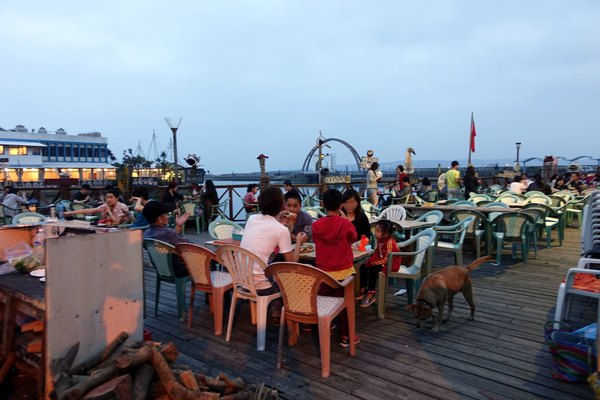 海屋Cafe：(胖樺食記)新竹南寮/十七里海岸線必訪美食「海屋cafe咖啡廳」。手工窯烤披薩/啤酒/豬肋排/都坦烤雞配上美麗的海天一線