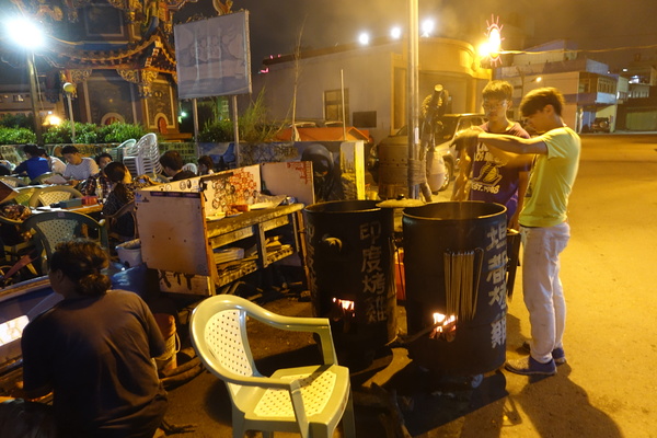 海屋Cafe：(胖樺食記)新竹南寮/十七里海岸線必訪美食「海屋cafe咖啡廳」。手工窯烤披薩/啤酒/豬肋排/都坦烤雞配上美麗的海天一線