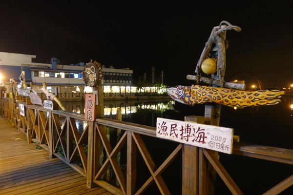 海屋Cafe：(胖樺食記)新竹南寮/十七里海岸線必訪美食「海屋cafe咖啡廳」。手工窯烤披薩/啤酒/豬肋排/都坦烤雞配上美麗的海天一線