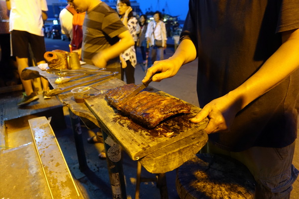 海屋Cafe：(胖樺食記)新竹南寮/十七里海岸線必訪美食「海屋cafe咖啡廳」。手工窯烤披薩/啤酒/豬肋排/都坦烤雞配上美麗的海天一線