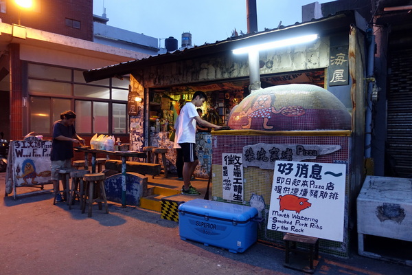 海屋Cafe：(胖樺食記)新竹南寮/十七里海岸線必訪美食「海屋cafe咖啡廳」。手工窯烤披薩/啤酒/豬肋排/都坦烤雞配上美麗的海天一線