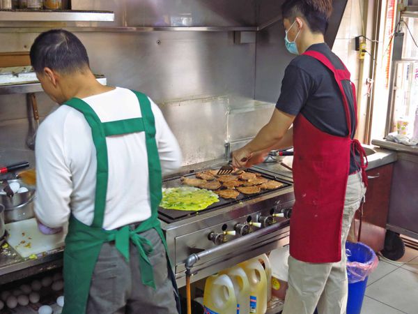 【新竹美食】學府路饅頭肉排蛋-超人氣排隊美食