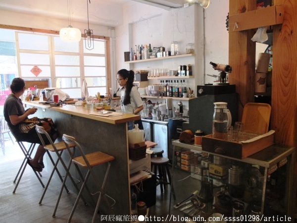 My Beverages 賣 飲料:【美食特搜。台南中西區】My Beverages 賣飲料。書香與甜品滋潤 高齡老屋改造而成的咖啡館