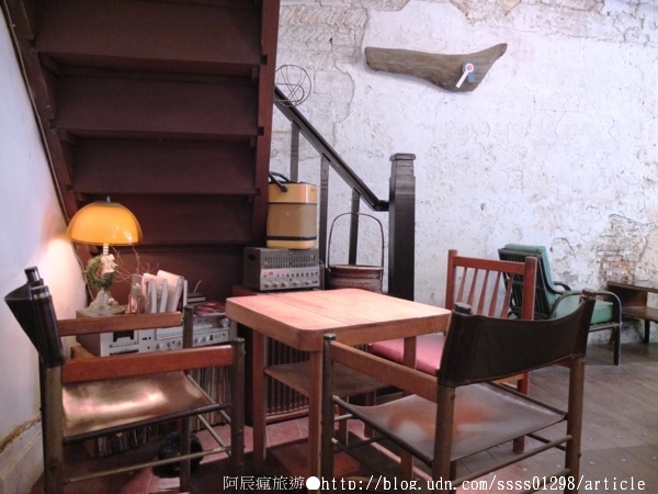 My Beverages 賣 飲料:【美食特搜。台南中西區】My Beverages 賣飲料。書香與甜品滋潤 高齡老屋改造而成的咖啡館