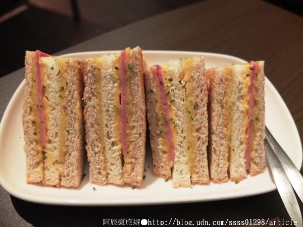 My Beverages 賣 飲料:【美食特搜。台南中西區】My Beverages 賣飲料。書香與甜品滋潤 高齡老屋改造而成的咖啡館