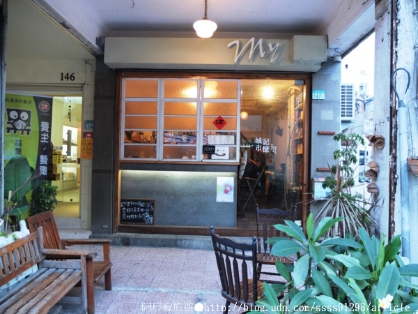 My Beverages 賣 飲料:【美食特搜。台南中西區】My Beverages 賣飲料。書香與甜品滋潤 高齡老屋改造而成的咖啡館