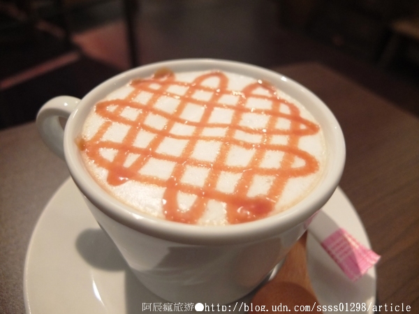 My Beverages 賣 飲料:【美食特搜。台南中西區】My Beverages 賣飲料。書香與甜品滋潤 高齡老屋改造而成的咖啡館