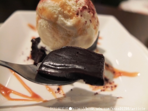 My Beverages 賣 飲料:【美食特搜。台南中西區】My Beverages 賣飲料。書香與甜品滋潤 高齡老屋改造而成的咖啡館