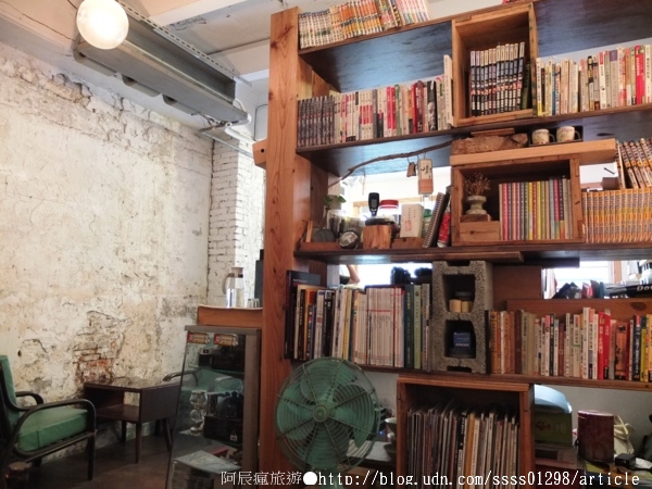 My Beverages 賣 飲料:【美食特搜。台南中西區】My Beverages 賣飲料。書香與甜品滋潤 高齡老屋改造而成的咖啡館