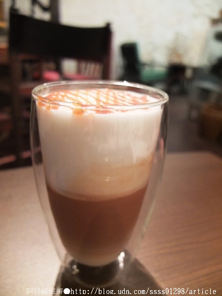 My Beverages 賣 飲料:【美食特搜。台南中西區】My Beverages 賣飲料。書香與甜品滋潤 高齡老屋改造而成的咖啡館