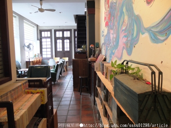 My Beverages 賣 飲料:【美食特搜。台南中西區】My Beverages 賣飲料。書香與甜品滋潤 高齡老屋改造而成的咖啡館