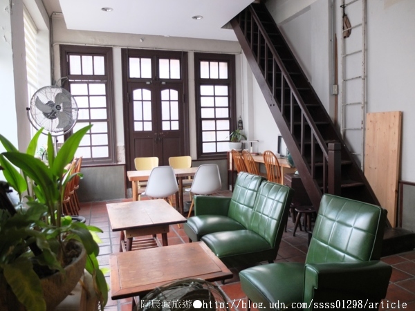 My Beverages 賣 飲料:【美食特搜。台南中西區】My Beverages 賣飲料。書香與甜品滋潤 高齡老屋改造而成的咖啡館