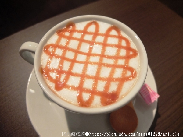 My Beverages 賣 飲料:【美食特搜。台南中西區】My Beverages 賣飲料。書香與甜品滋潤 高齡老屋改造而成的咖啡館