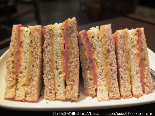 My Beverages 賣 飲料:【美食特搜。台南中西區】My Beverages 賣飲料。書香與甜品滋潤 高齡老屋改造而成的咖啡館