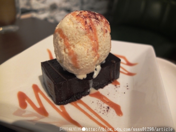 My Beverages 賣 飲料:【美食特搜。台南中西區】My Beverages 賣飲料。書香與甜品滋潤 高齡老屋改造而成的咖啡館