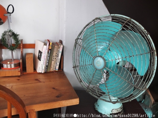 My Beverages 賣 飲料:【美食特搜。台南中西區】My Beverages 賣飲料。書香與甜品滋潤 高齡老屋改造而成的咖啡館