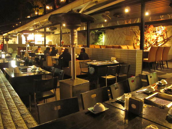 八卦夜未眠：(胖樺食記)陽明山八卦夜未眠景觀餐廳。火鍋燒烤熱炒一應俱全的複合式餐廳搭配無價美景。