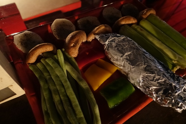 八卦夜未眠：(胖樺食記)陽明山八卦夜未眠景觀餐廳。火鍋燒烤熱炒一應俱全的複合式餐廳搭配無價美景。