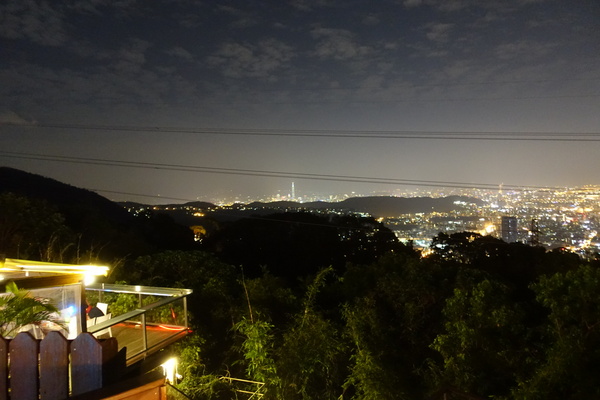 八卦夜未眠：(胖樺食記)陽明山八卦夜未眠景觀餐廳。火鍋燒烤熱炒一應俱全的複合式餐廳搭配無價美景。