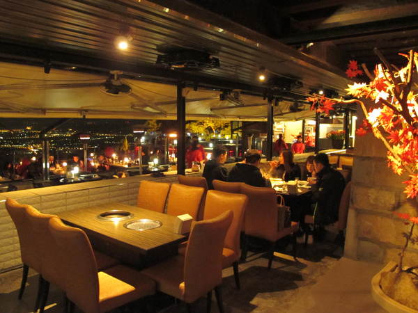 八卦夜未眠：(胖樺食記)陽明山八卦夜未眠景觀餐廳。火鍋燒烤熱炒一應俱全的複合式餐廳搭配無價美景。