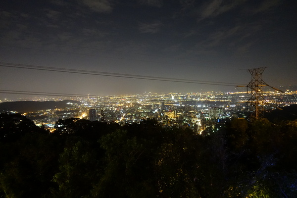 八卦夜未眠：(胖樺食記)陽明山八卦夜未眠景觀餐廳。火鍋燒烤熱炒一應俱全的複合式餐廳搭配無價美景。