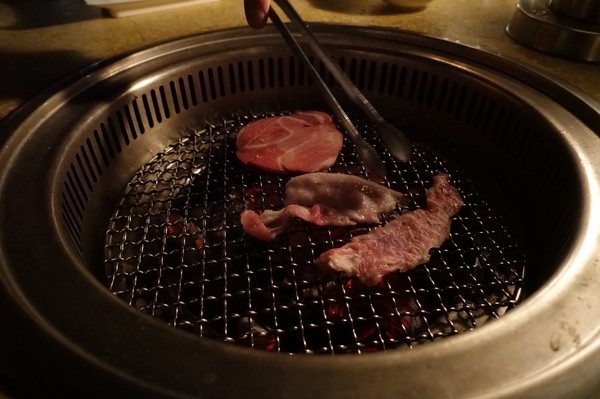 八卦夜未眠：(胖樺食記)陽明山八卦夜未眠景觀餐廳。火鍋燒烤熱炒一應俱全的複合式餐廳搭配無價美景。