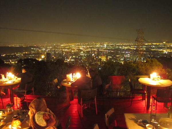 八卦夜未眠：(胖樺食記)陽明山八卦夜未眠景觀餐廳。火鍋燒烤熱炒一應俱全的複合式餐廳搭配無價美景。