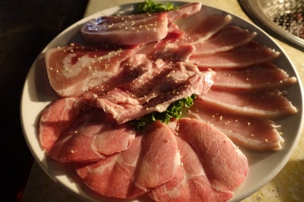 八卦夜未眠：(胖樺食記)陽明山八卦夜未眠景觀餐廳。火鍋燒烤熱炒一應俱全的複合式餐廳搭配無價美景。