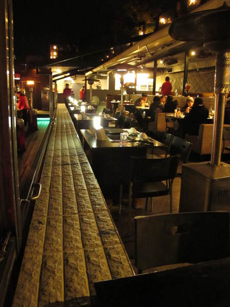 八卦夜未眠：(胖樺食記)陽明山八卦夜未眠景觀餐廳。火鍋燒烤熱炒一應俱全的複合式餐廳搭配無價美景。