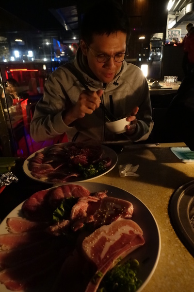 八卦夜未眠：(胖樺食記)陽明山八卦夜未眠景觀餐廳。火鍋燒烤熱炒一應俱全的複合式餐廳搭配無價美景。