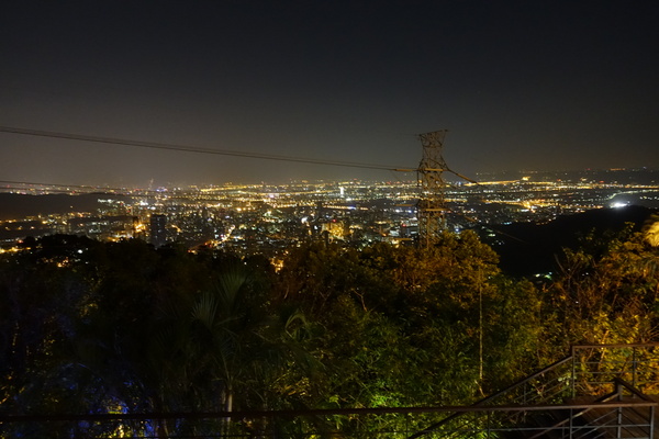 八卦夜未眠：(胖樺食記)陽明山八卦夜未眠景觀餐廳。火鍋燒烤熱炒一應俱全的複合式餐廳搭配無價美景。