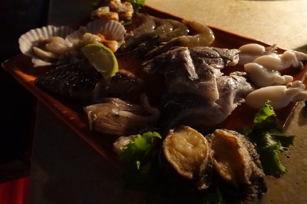 八卦夜未眠：(胖樺食記)陽明山八卦夜未眠景觀餐廳。火鍋燒烤熱炒一應俱全的複合式餐廳搭配無價美景。