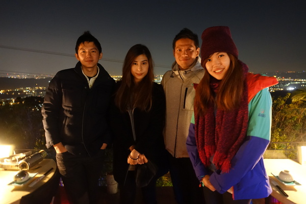 八卦夜未眠：(胖樺食記)陽明山八卦夜未眠景觀餐廳。火鍋燒烤熱炒一應俱全的複合式餐廳搭配無價美景。