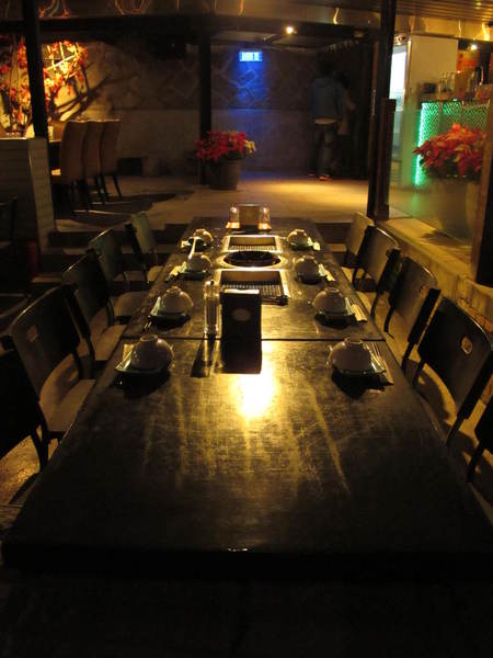 八卦夜未眠：(胖樺食記)陽明山八卦夜未眠景觀餐廳。火鍋燒烤熱炒一應俱全的複合式餐廳搭配無價美景。