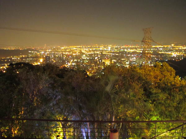 八卦夜未眠：(胖樺食記)陽明山八卦夜未眠景觀餐廳。火鍋燒烤熱炒一應俱全的複合式餐廳搭配無價美景。