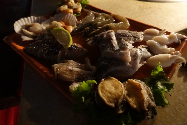 八卦夜未眠：(胖樺食記)陽明山八卦夜未眠景觀餐廳。火鍋燒烤熱炒一應俱全的複合式餐廳搭配無價美景。