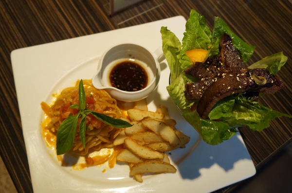 日光寒舍咖啡洋食館:台北 捷運忠孝敦化站 日光寒舍~CP值超高牛肩排沙拉+番茄細扁麵下午茶