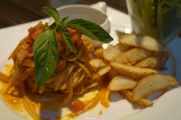 日光寒舍咖啡洋食館:台北 捷運忠孝敦化站 日光寒舍~CP值超高牛肩排沙拉+番茄細扁麵下午茶