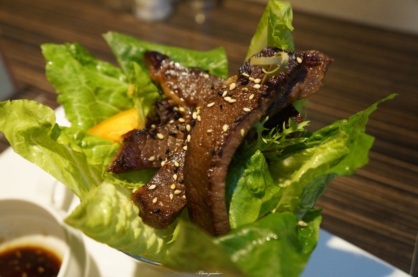 日光寒舍咖啡洋食館:台北 捷運忠孝敦化站 日光寒舍~CP值超高牛肩排沙拉+番茄細扁麵下午茶