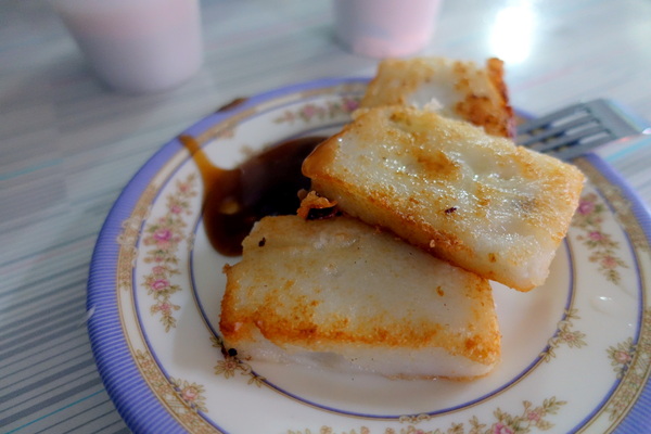 豆奶宗：(胖樺食記)台南必吃超人氣消夜早餐「豆奶宗」，沙茶蛋餅/蘿蔔糕/火腿蛋吐司/高大鮮乳紅茶拿鐵/排隊店/平價/路邊攤