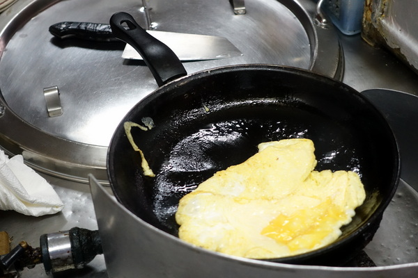 豆奶宗：(胖樺食記)台南必吃超人氣消夜早餐「豆奶宗」，沙茶蛋餅/蘿蔔糕/火腿蛋吐司/高大鮮乳紅茶拿鐵/排隊店/平價/路邊攤